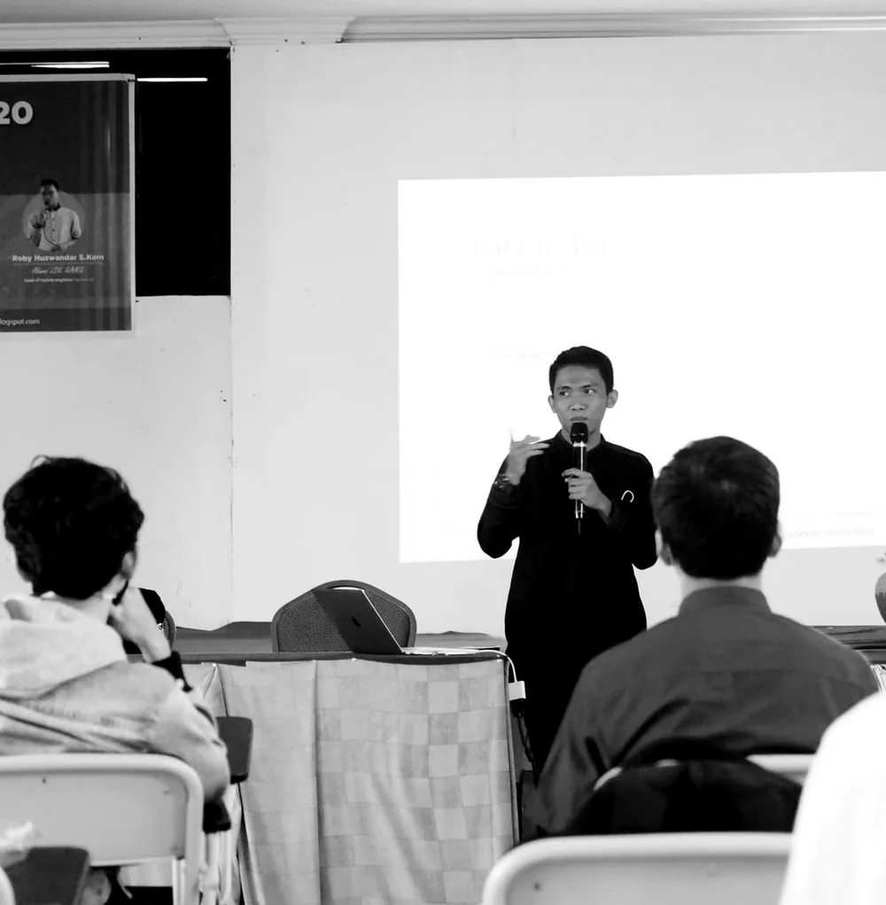 Roby Huzwandar — speaking & community