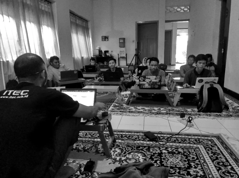 Roby Huzwandar — speaking & community